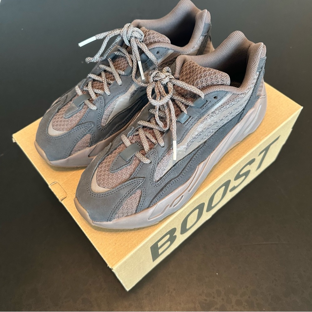 YEEZY 700v2 MUAVE - Men’s 9.5